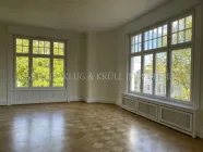 das helle Wohnzimmer mit dem Blick ins Grüne