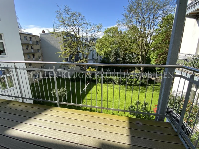 der Balkon in den ruhigen Garten