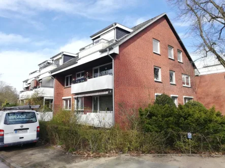 Hausansicht Rückseite - Wohnung mieten in Hamburg - 3 Zimmer Wohnung in zentraler Lage im EG mit Südbalkon 