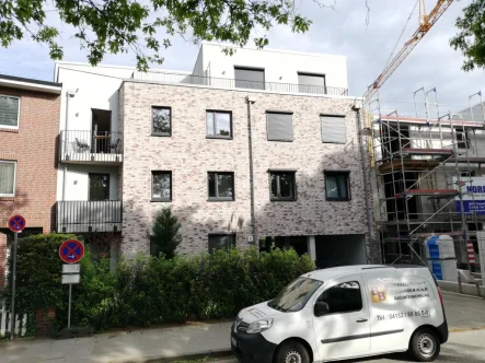Hausansicht - Wohnung mieten in Wedel - Schöne (altersgerechte) Neubauwohnung in zentraler Lage im beliebten Wohnort Wedel mit Westbalkon