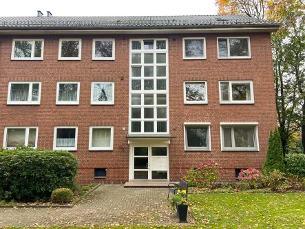 Ansicht Hauseingang - Wohnung kaufen in Hamburg - Gut geschnittene 4-Zimmer-Wohnung mit Westbalkon und TG-Platz