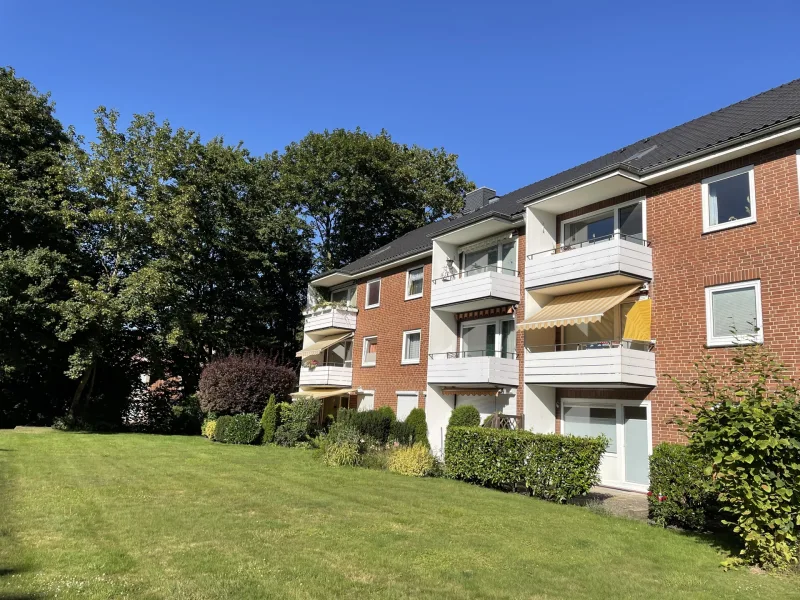 Hausansicht Westseite - Wohnung kaufen in Hamburg - Gut geschnittene 4-Zimmer-Wohnung mit Westbalkon und TG-Platz