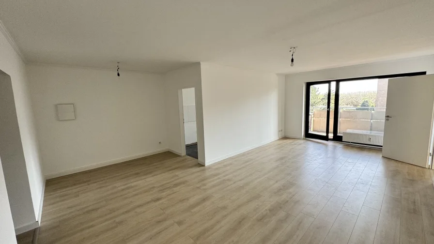 Wohnzimmer mit Balkon und Ausblick - Wohnung mieten in Neuss - Viel Platz für die Familie - Schöne sanierte 4-Zimmer-Wohnung zu vermieten