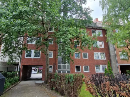 Rückansicht I - Haus kaufen in Hamburg-Barmbek Nord - Eine Investition in die Zukunft - Appartementhaus mit Entwicklungspotenzial in Barmbek-Nord