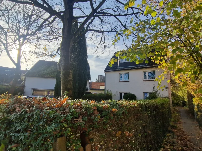 HausansichtI - Haus kaufen in Hamburg-Groß Borstel - Mehrfamilienhaus mit 3 Wohnungen sowie einem Einfamilienhaus auf einem Grundstück in Groß-Borstel