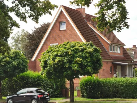 Hausansicht - Haus kaufen in Stade - Vielseitig nutzbares Zweifamilienhaus in guter Wohnlage von Stade 