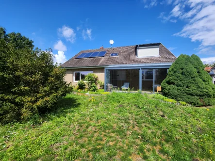 Ansicht vom Garten - Haus kaufen in Bremen - Solides Einfamilienhaus mit großem Garten, Garage und Keller. Ab sofort verfügbar.