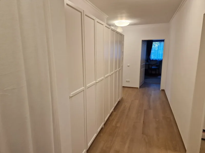 Flur - Wohnung kaufen in Hamburg - Schöne 2-Zimmer-Eigentumswohnung mit Balkon im Herzen von Niendorf