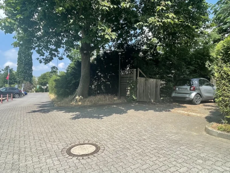 Zufahrt Grundstück und Blickrichtung Denkmalstraße:Am Mühlenteich