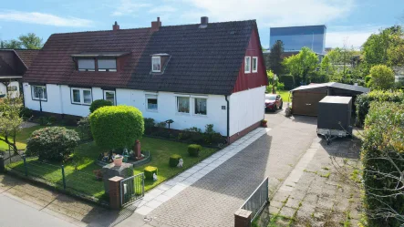 Objektansicht - Haus kaufen in Norderstedt-Friedrichsgabe - Sanierungsbedürftige Doppelhaushälfte mit großem Grundstück in Norderstedt- Friedrichsgarde