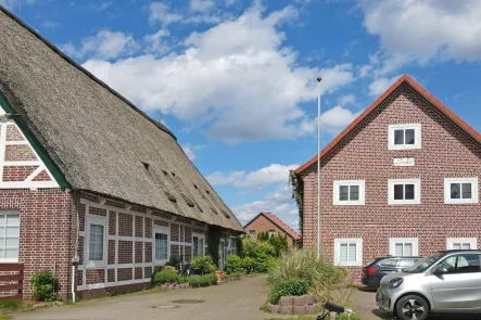 Reetdachhaus und Bauernhaus - Haus kaufen in Jork - Historisches Ensemble: Bauernhaus und Reetdachhaus mit insgesamt 7 Wohnungen, 2 davon vermietet