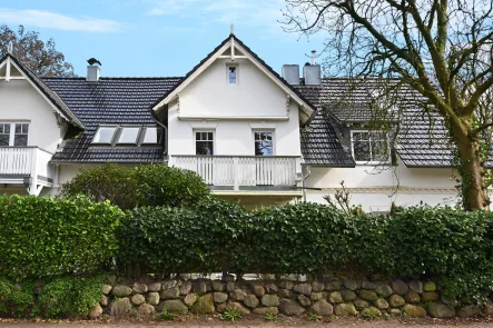 Die Außenansicht der Immobilie - Haus kaufen in Hamburg - Zuhause in Bergstedt: Mittelreihenhaus im Landhausstil in sonniger S/W-Ausrichtung mit Stellplatz