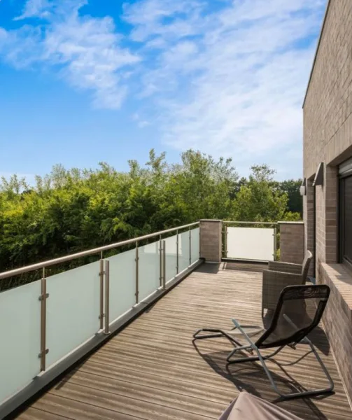 weitläufige Dachterrasse mit Aussicht ins Grüne 