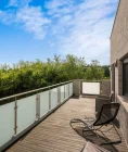 weitläufige Dachterrasse mit Aussicht ins Grüne 