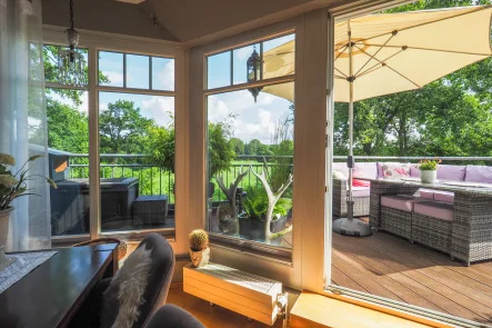 Wohnzimmer-Balkon - Wohnung kaufen in Jersbek - Klein Hansdorf: Tolle Endetage am nord-östlichen Stadtrand von Hamburg - TG-Platz inklusive