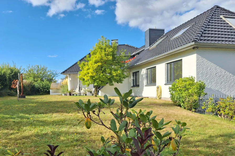 Blick zum Haus - Haus kaufen in Trittau - Großzügiges, elegantes Anwesen in wald- und seenreicher Landschaft, ca. 30km östlich von Hamburg