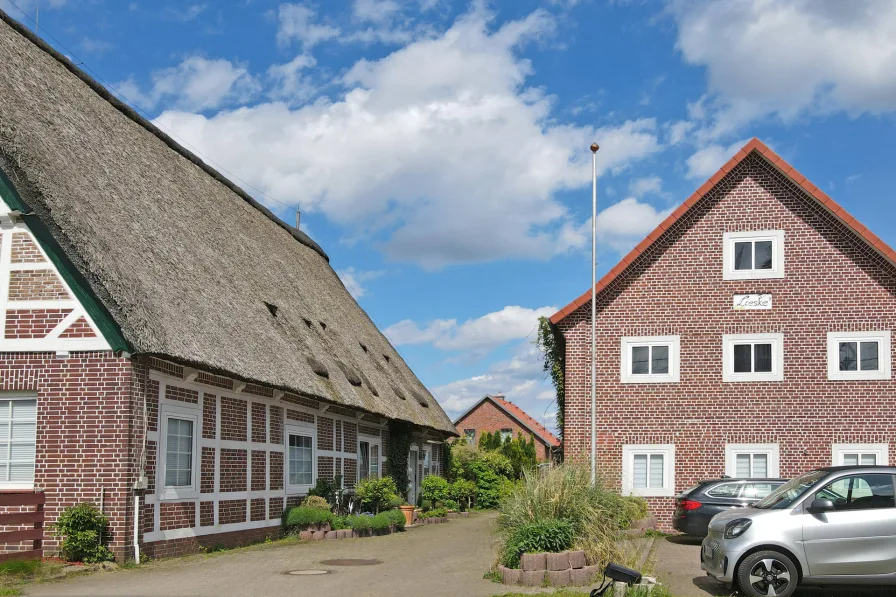 Reetdachhaus und Bauernhaus - Haus kaufen in Jork - Historisches Ensemble: Bauern- und Reetdachhaus mit insgesamt 7 Wohneinheiten, 6 davon vermietet