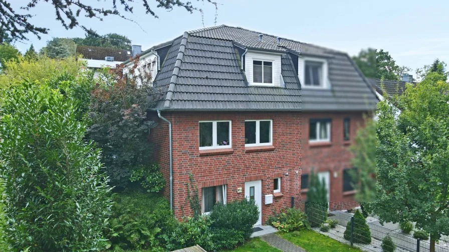 Frontansicht der Immobilie  - Haus kaufen in Hamburg Eißendorf - Neuwertiges Wohnen über drei Ebenen – DHH mit sonniger Terrasse und ca. 320 m² Gartenidylle