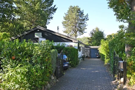 Bungalowansicht - Haus kaufen in Appen / Etz - Appen-Etz: Liebenswerter und erweiterbarer Bungalow in grüner Lage mit toller Gartengestaltung