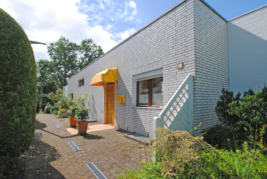 der Eingangsbereich - Haus kaufen in Norderstedt / Harksheide - Atrium-Bungalow mit Kamin,  Keller und Carport in ruhiger Sackgassenlage