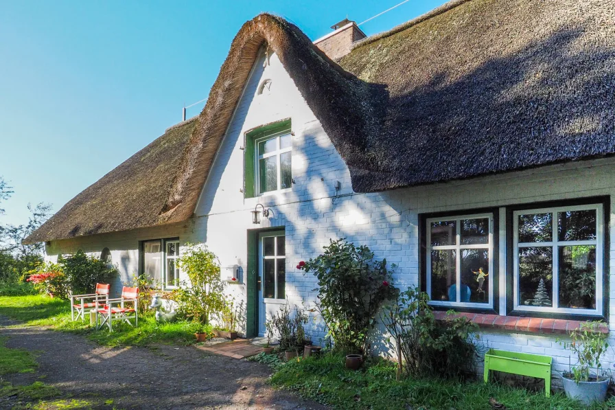 Hausfassade - Haus kaufen in Garding / Borsthusen - Halbinsel Eiderstedt: Idyllisches Landleben zwischen Vollerwiek und St.Peter-Ording