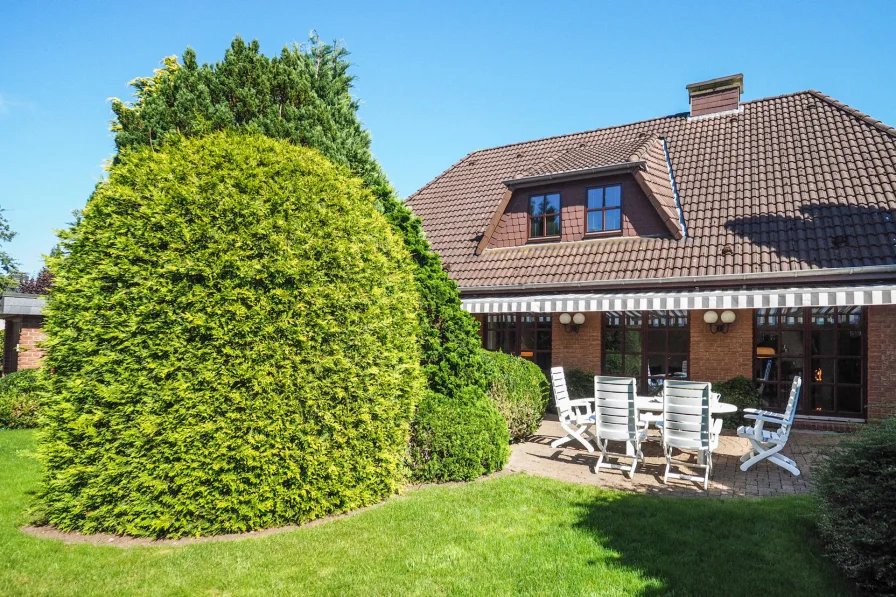 blickdichte Gartenterrasse - Haus kaufen in Henstedt-Ulzburg - Super gepflegtes EFH mit traumhaftem Garten und Vollkeller in ruhiger Sackgassenlage