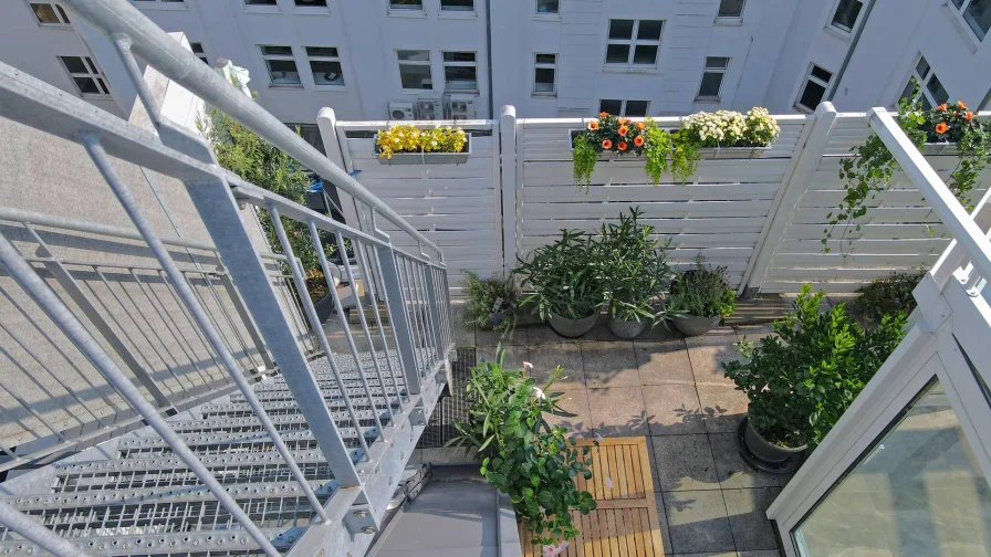 Treppe von der Dachterrasse nach unten