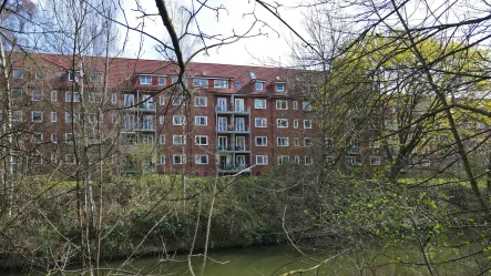 Ansicht hinten - Wohnung kaufen in Hamburg - Ruhige 2-Zimmer-Wohnung mit Balkon, Nähe Stadtpark mit Sicht auf den Barmbeker Stichkanal