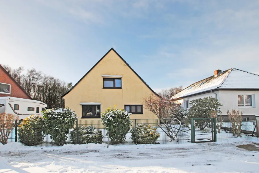 Hausansicht - Haus kaufen in Hamburg Schnelsen - Grünes Schnelsen: Großzügiges, renovierungsbedürftiges Haus mit viel Potential und großem Grundstück