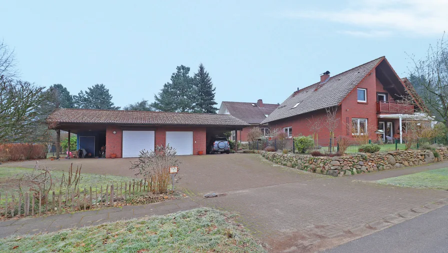 Objektansicht seitlich mit Garage und Carport