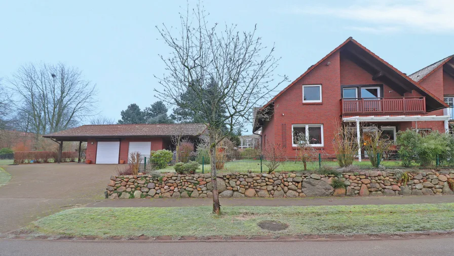 Objektansicht frontal mit Garage und Carport - Haus kaufen in Hanstedt - Ihr neues Zuhause in einer großzügig geschnittenen Doppelhaushälfte mit  Kamin, Garage und Carport