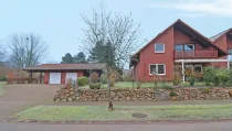 Objektansicht frontal mit Garage und Carport