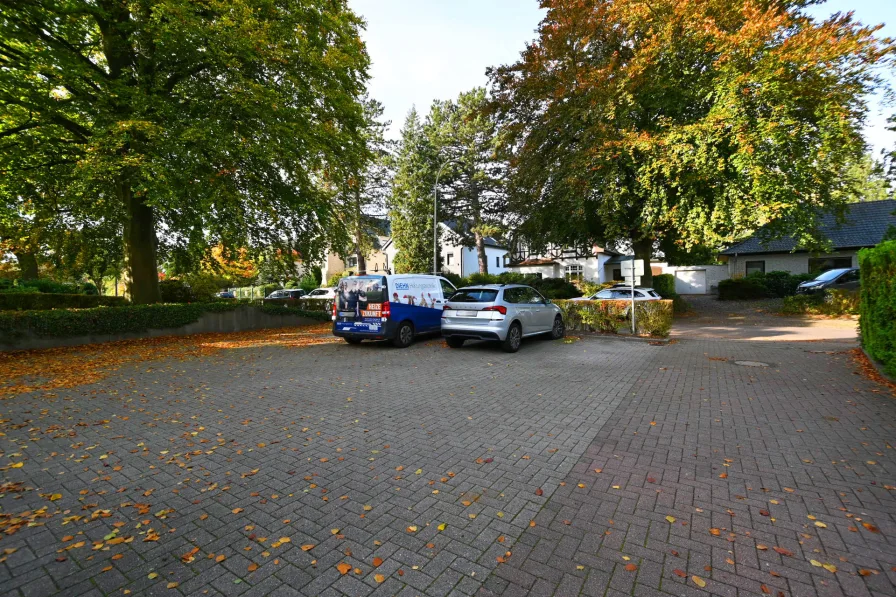 Der zugehörige PKW-Stellplatz vor dem Haus