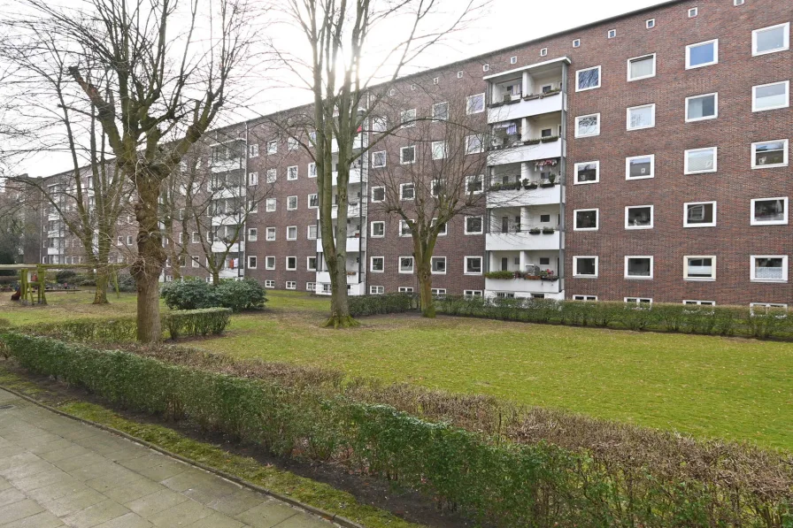 Garten mit Spielplatz - Wohnung kaufen in Hamburg Winterhude - Schöne 2 Zimmerwohnung im Hochparterre mit Balkon in der beliebten Jarrestadt/ Hamburg Winterhude!