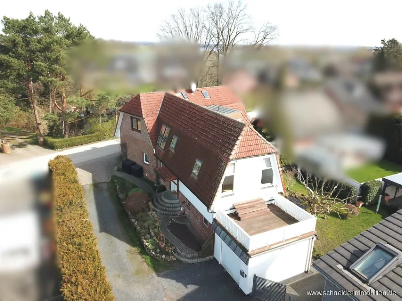 Drohne 2 - Haus kaufen in Hamburg - Eine schicke Alternative zum Haus:  4,5-Zimmer Dachgeschosswohnung nahe der Elbe mit großem Balkon & Garage in Neuengamme