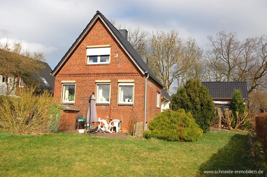 Gartenansicht - Haus kaufen in Hamburg - Naturverbunden leben in Neuengamme: Einfamilienhaus mit Nebengebäuden und weiträumigem Grundstück