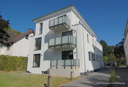 Hausansicht von Straße - Wohnung mieten in Hamburg - Moderne 3-Zimmer-1.Obergeschoss-Wohnung  mit Balkon