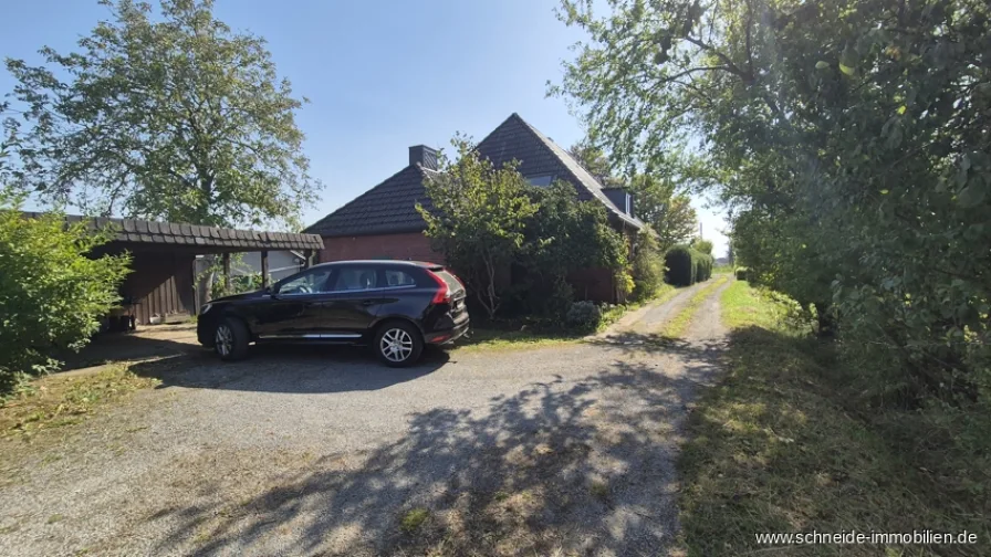 Zufahrt und Carport neben der Garage