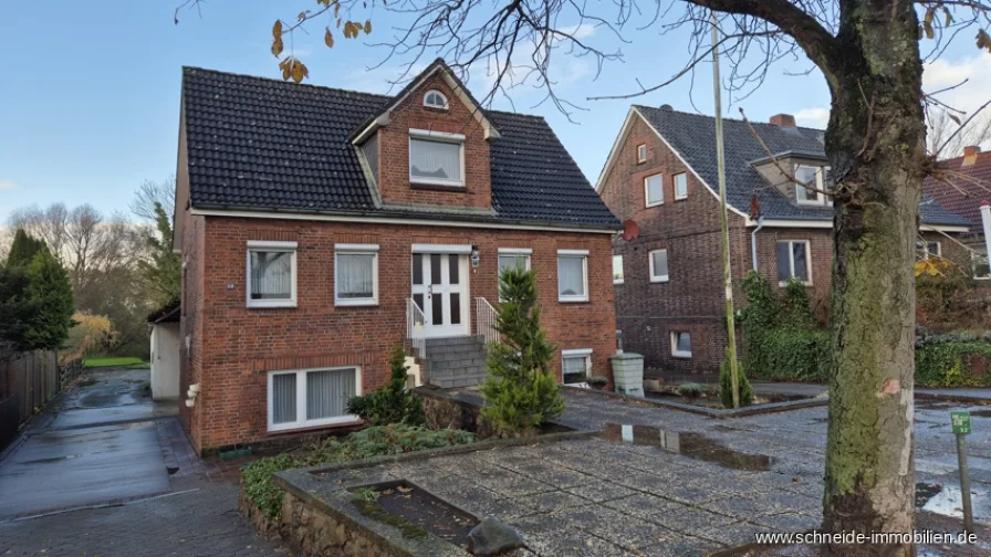 Titelbild NEU - Haus kaufen in Hamburg - Sanierungsbedürftiges Einfamilienhaus mit großzügigen Nebengebäuden und Garten in Hamburg-Ochsenwerder