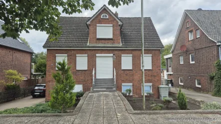 Titelbild - Haus kaufen in Hamburg - Sanierungsbedürftiges Einfamilienhaus mit großzügigen Nebengebäuden und Garten in Hamburg-Ochsenwerder