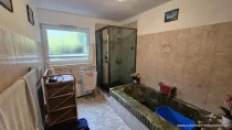 Wohnung 1 - Badewanne, Dusche und Fenster