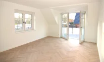 Wohnzimmer mit Zugang zum Balkon