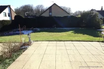 Terrasse mit Blick in den Garten