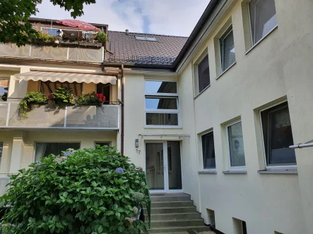 Hausansicht - Wohnung mieten in Hamburg - 3-Zimmer-Dachgeschosswohnung mit Balkon in Bramfeld