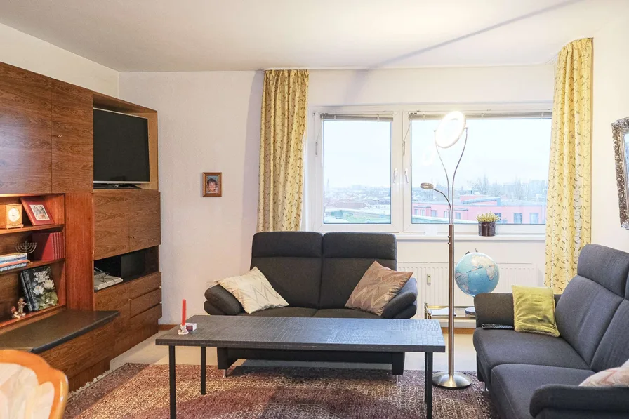 Wohnzimmer - Zinshaus/Renditeobjekt kaufen in Hamburg - Panoramablick auf Hamburg: 3-Zimmer-Wohnung in beliebter Lage