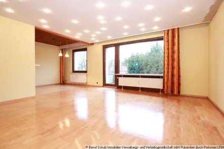 1 Wohnzimmer - Wohnung kaufen in Schenefeld - Energetisch sanierte 3-Zimmer-Wohnung mit Hobbyraum und Gartenanteil (ca. 130m²)