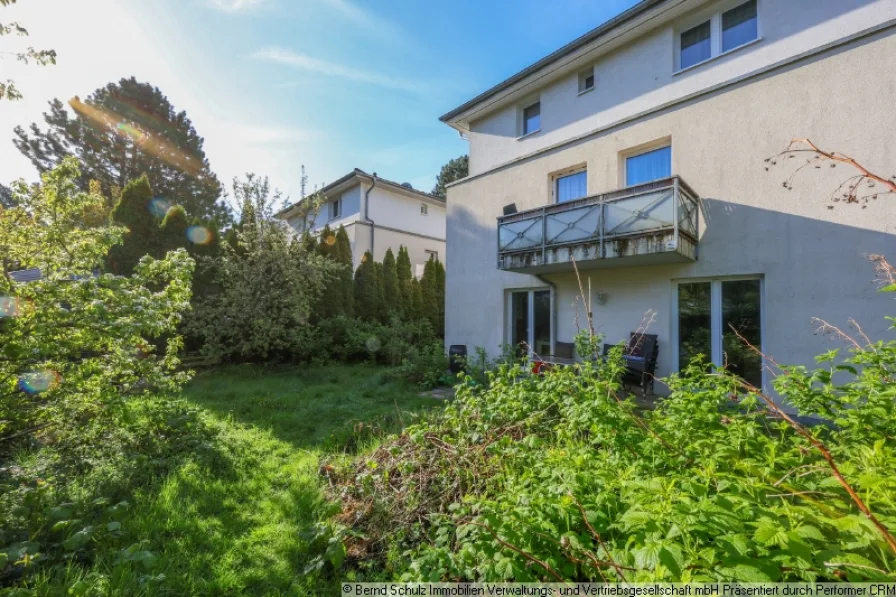 1 Hausansicht mit Terrasse - Wohnung kaufen in Hamburg - Maisonette mit großem Garten, offener Küche und Stellplatz