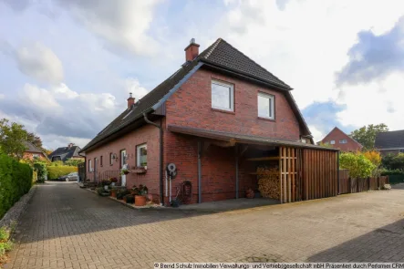 1 Hausansicht - Haus kaufen in Halstenbek - modernisierte DHH mit ausgebautem Dachgeschoss, Vollkeller, Carport und PV-Anlage