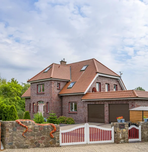 Titel - Haus kaufen in Zarrentin - Großes Einfamilienhaus fußläufig zum Schaalsee