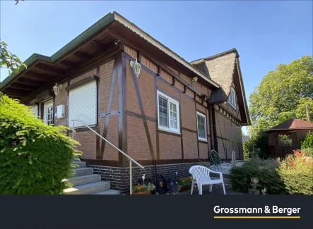 Ansicht - Haus kaufen in Hamburg - Reetgedeckte Fachwerk-Doppelhaushälfte